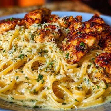 Cheesy Alfredo Linguine with Golden Garlic Butter Chicken in Creamy Sauce