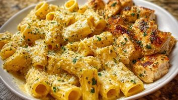 Cheesy Garlic Butter Chicken Rigatoni in Creamy Alfredo Sauce 1